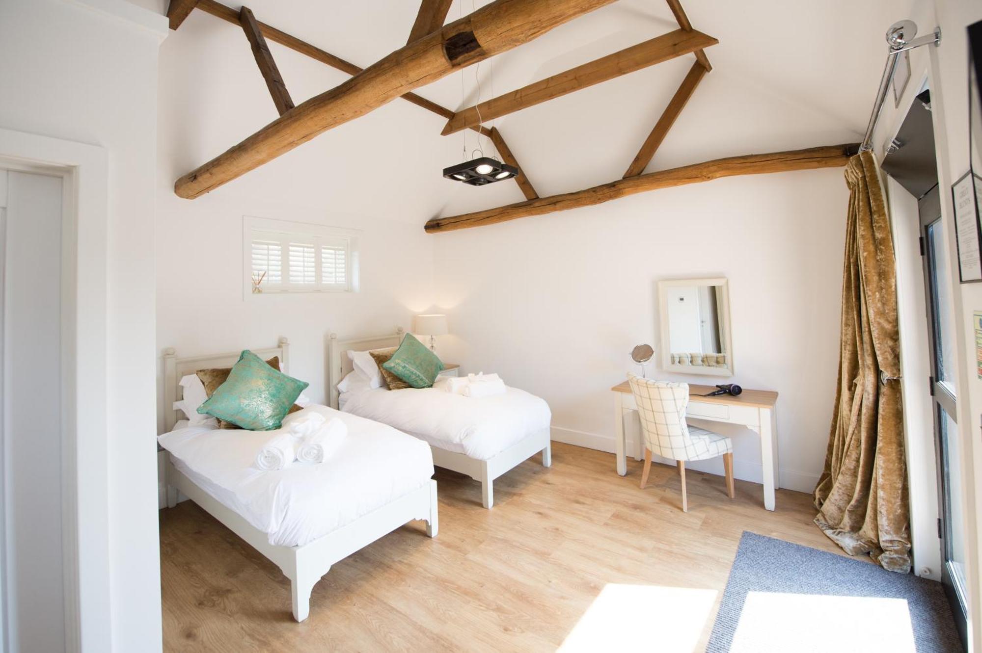 Отель Great Blunts Stables - Stock Brook Manor Golf Club Биллерикей Экстерьер фото