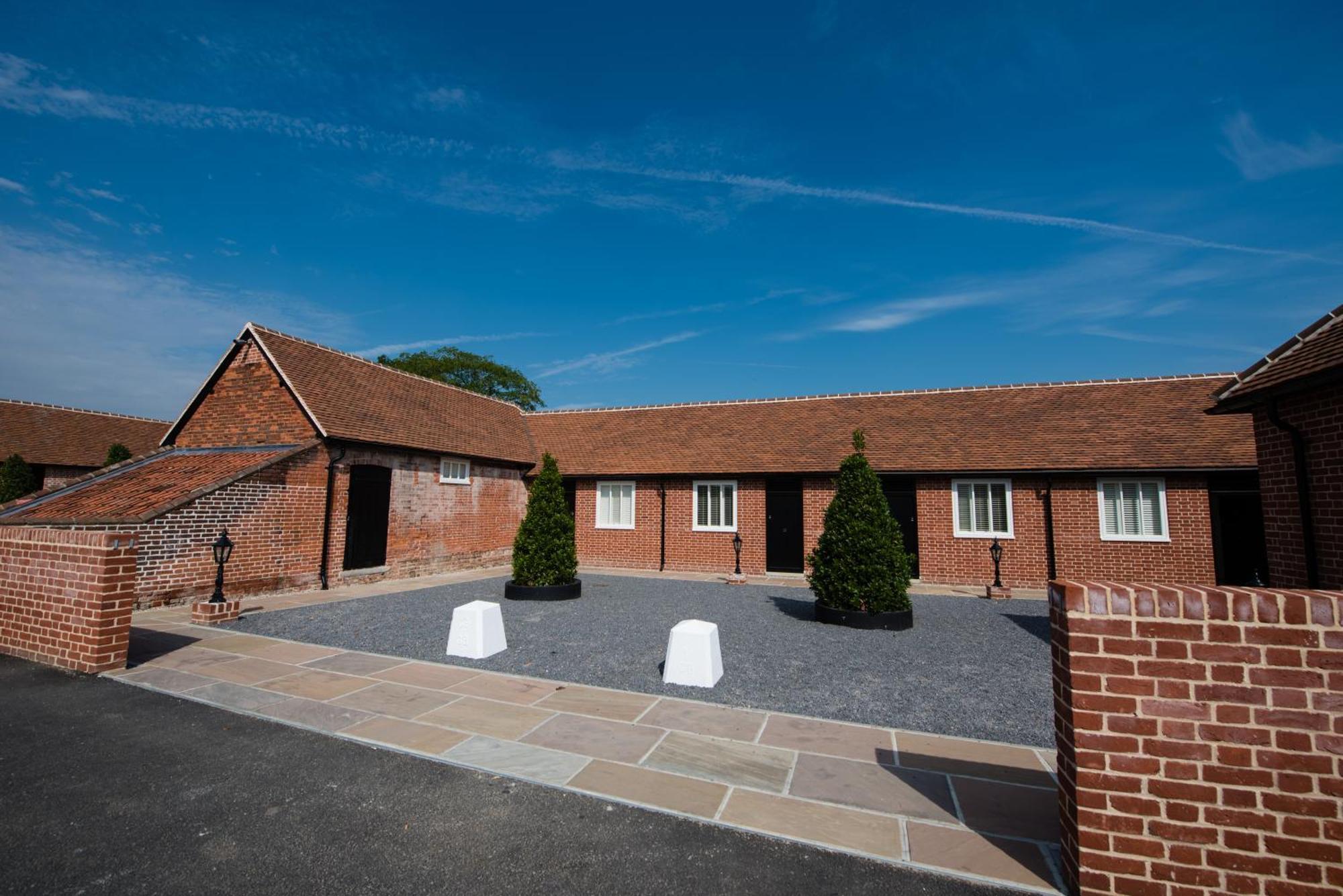 Отель Great Blunts Stables - Stock Brook Manor Golf Club Биллерикей Экстерьер фото